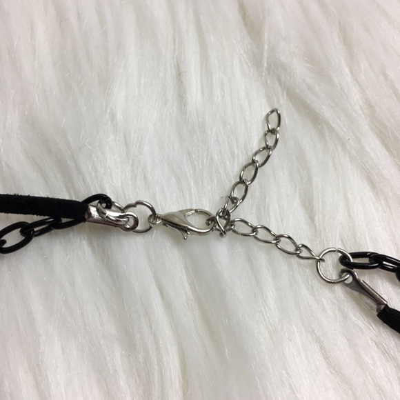 Suede and chain necklace 🖤 - Picture 4 of 5